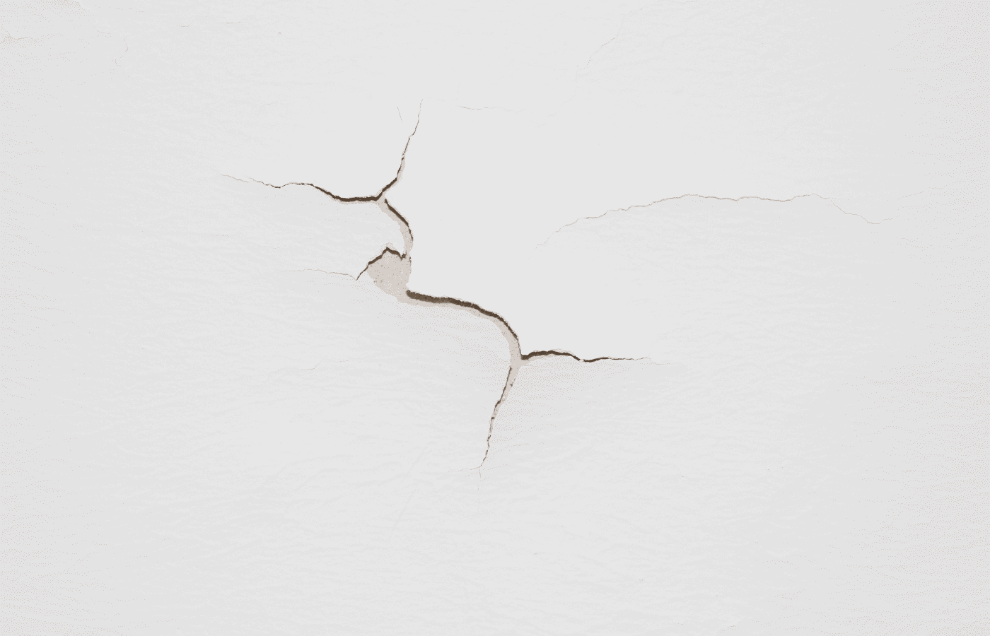 Трещина увеличилась. Трещины на стене с боку. Обои трещины на стене на айфон. Краска отшелушилась от дерева белая. Трещины в человеке рисунок.